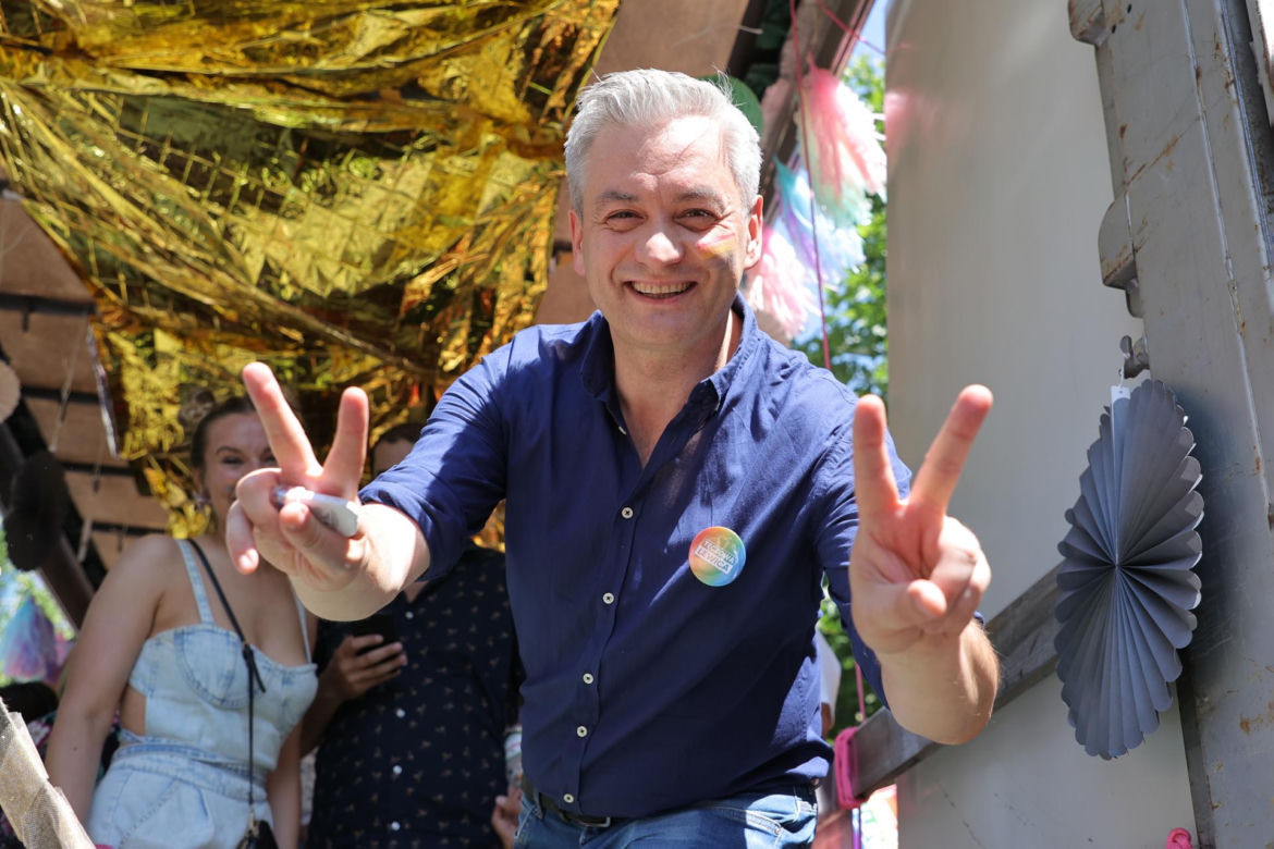 Robert Biedroń jest siwiutki jak gołąbek! 