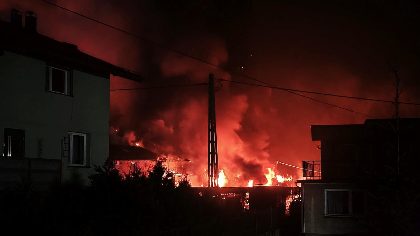 Pożar w Górach Wielkich. Ogień strawił cukiernię i warsztat samochodowy