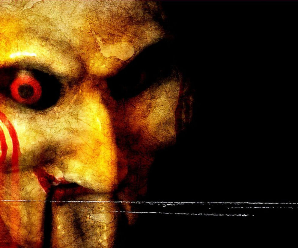 Maska lalki z filmu Piła na czarnym tle. O mrocznym pociągu halloweenowym na Śląsku przeczytasz na SE.