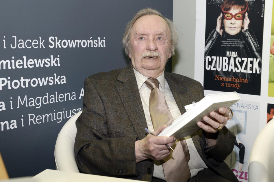 Wojciech Pokora odzywa się z zaświatów i siada z żoną w fotelu