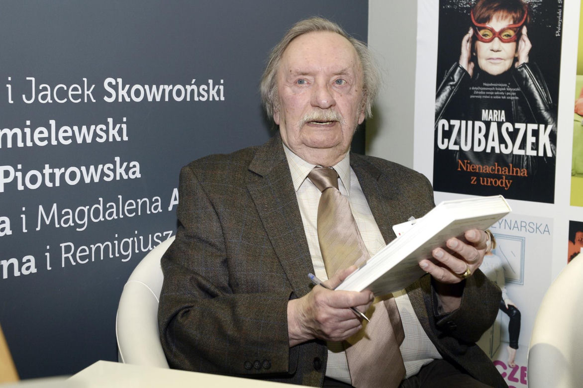 Wojciech Pokora odzywa się z zaświatów i siada z żoną w fotelu