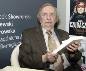 Wojciech Pokora odzywa się z zaświatów i siada z żoną w fotelu