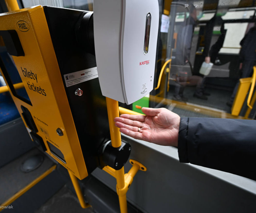 Bezdotykowe dezynfekatory w autobusach w Białymstoku już działają [ZDJĘCIA]