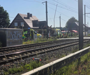 Koszmar na przejeździe kolejowym. Pociąg huknął w autobus z dziećmi! Są ofiary śmiertelne!