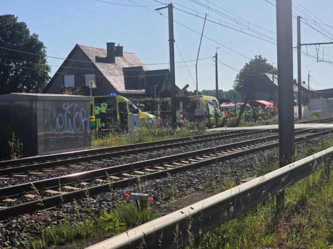 Koszmar na przejeździe kolejowym. Pociąg huknął w autobus z dziećmi! Są ofiary śmiertelne!
