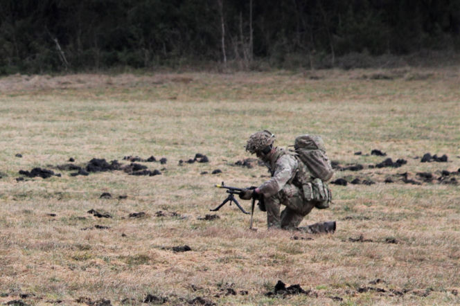 Brytyjscy żołnierze, ćwiczenia na poligonie