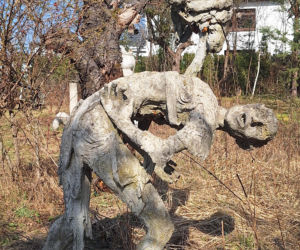 Surrealistyczne rzeźby zdobią ogród. Budzą niepokój i ciekawość