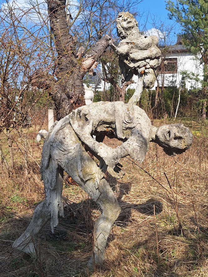 Surrealistyczne rzeźby zdobią ogród. Budzą niepokój i ciekawość