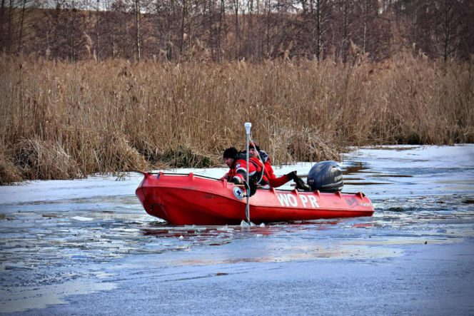 Drony, sonary i ratownicy na lodzie. Trwają poszukiwania zaginionego seniora!