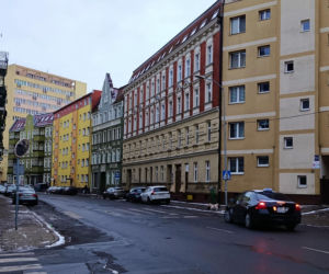 Pierwsze ekipy pojawią się na ul. Emilii Plater jeszcze w tym tygodniu. To początek długo wyczekiwanej przebudowy jednej z ważniejszych ulic w tej części miasta. Na razie jednak kierowcy mogą odetchnąć – wstępne prace nie spowodują żadnych zmian w ruchu.