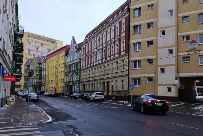 Pierwsze ekipy pojawią się na ul. Emilii Plater jeszcze w tym tygodniu. To początek długo wyczekiwanej przebudowy jednej z ważniejszych ulic w tej części miasta. Na razie jednak kierowcy mogą odetchnąć – wstępne prace nie spowodują żadnych zmian w ruchu.