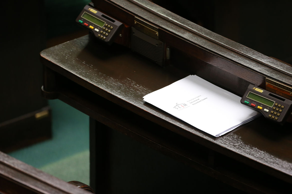 Puste ławy sejmowe. Teczka z tematami obrad jest, a ja na zaraz wracam