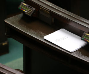 Puste ławy sejmowe. Teczka z tematami obrad jest, a ja na zaraz wracam