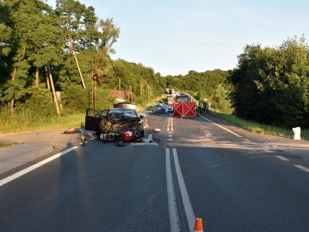 Tragiczny wypadek w Skołyszynie. Czołowe zderzenie motocyklisty z osobówką [ZDJĘCIA]
