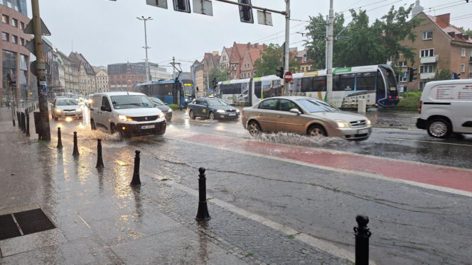Wrocław pod wodą! Tramwaje stoją, ulice zamieniły się w rzeki