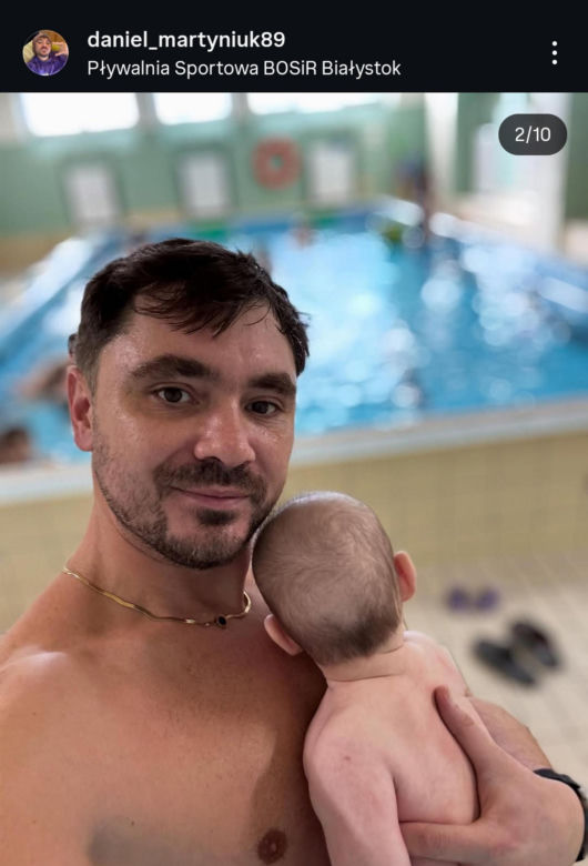 Daniel Martyniuk uczy syna pływać