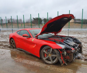 Luksusowe Ferrari rozbite na barierkach na A1 pod Częstochową. To się tak łatwo nie wyklepie 