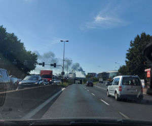 Kraków. Wielki pożar na ul. Wadowickiej! Płoną deski i styropian na dachu bloku