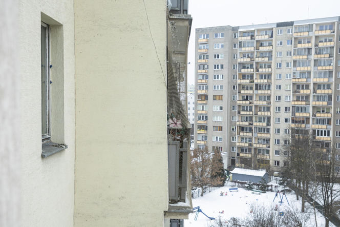 Śmieci, smród i strach na Gocławiu. Sąsiad zbieracz terroryzuje mieszkańców. "On potrzebuje pomocy"