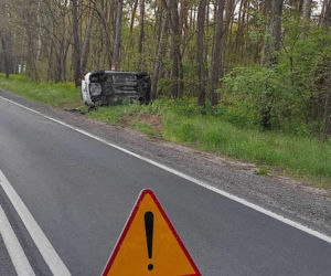 Toyota roztrzaskała się o drzewo pod Płockiem! W środku ciężko ranna 22-latka [ZDJĘCIA]. 