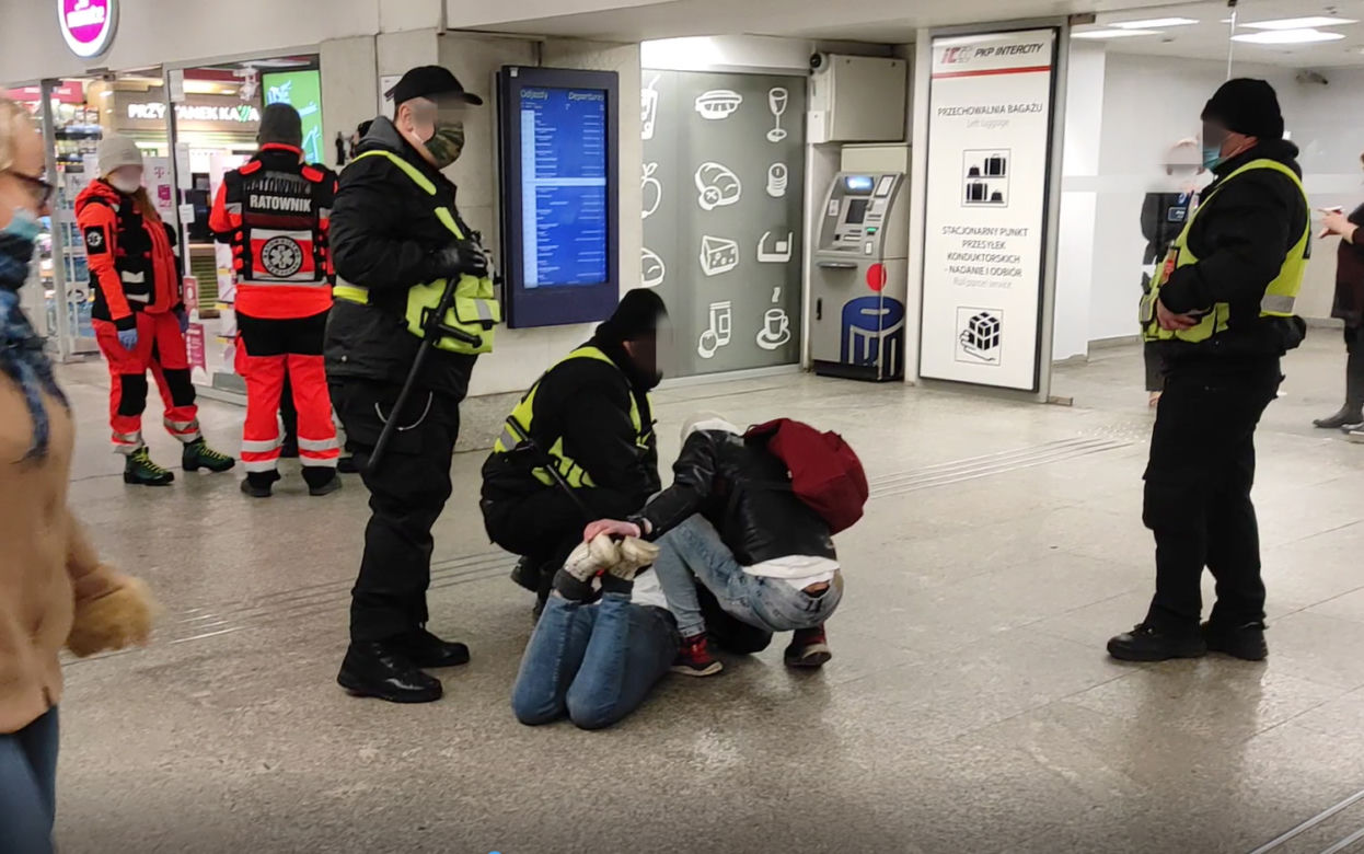 Warszawa. Bestialska interwencja ochrony na oczach policji [WIDEO]