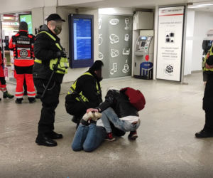 Warszawa. Bestialska interwencja ochrony na oczach policji [WIDEO]