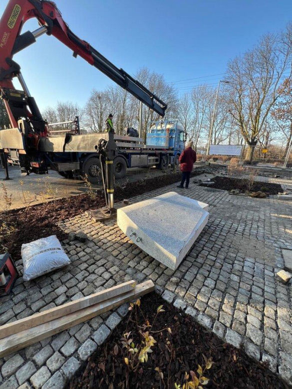 Budowa pomnika Żołnierzy 55. Poznańskiego Pułku Piechoty w Lesznie