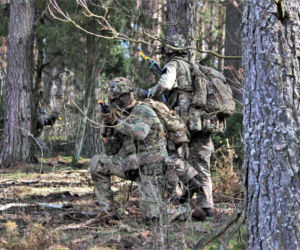 Brytyjscy żołnierze, ćwiczenia na poligonie