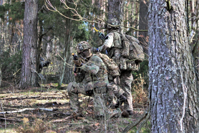 Brytyjscy żołnierze, ćwiczenia na poligonie