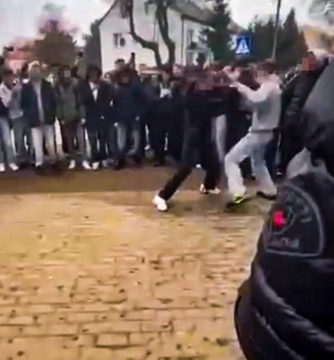 Uczniowie urządzili sobie „ustawkę” pod szkołą! Bójka na oczach tłumu. Nagrania trafiły do sieci