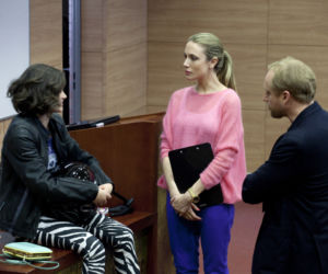 Sama słodycz odc. 8. Janinka (Agnieszka Sienkiewicz), Patrycja (Natalia Klimas), Fryderyk (Piotr Adamczyk)