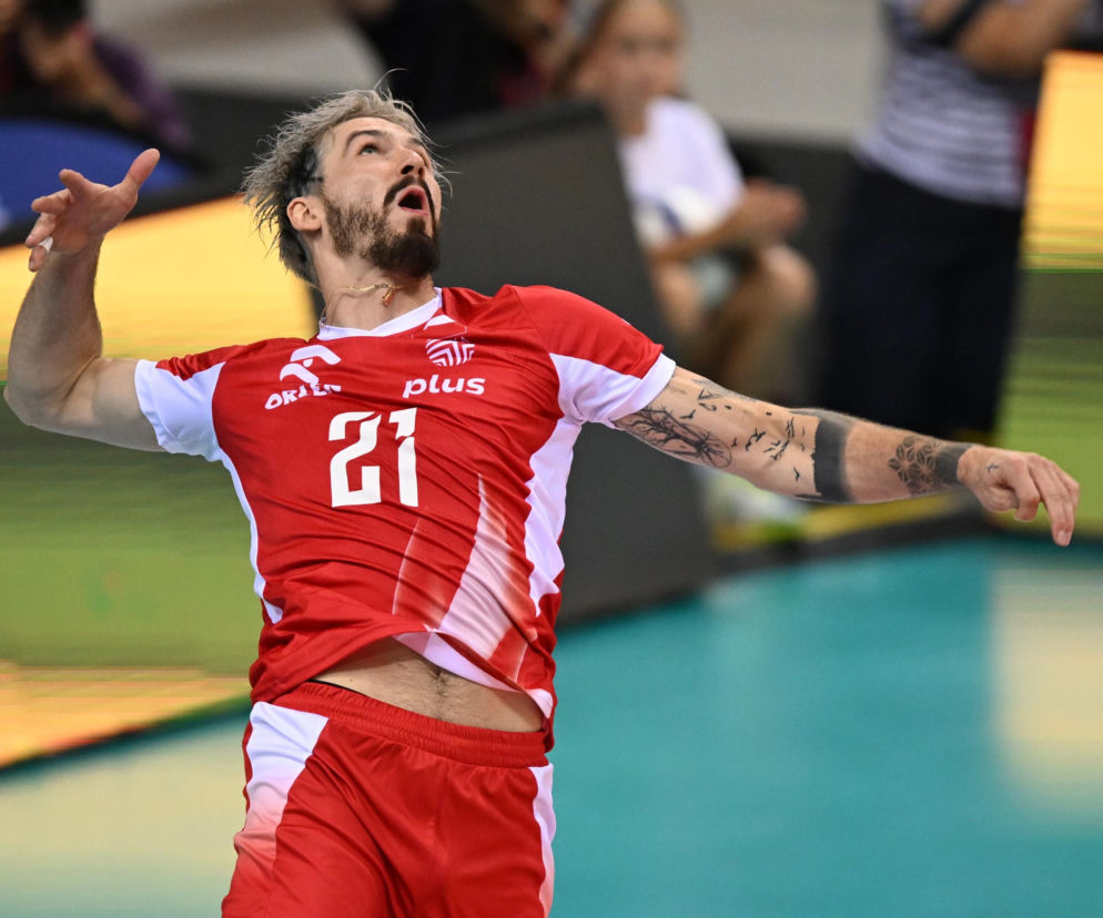 Siatkarz Tomasz Fornal w trakcie gry w biało-czerwonym stroju. O meczach Polaków na ME przeczytasz na SE Supersport.