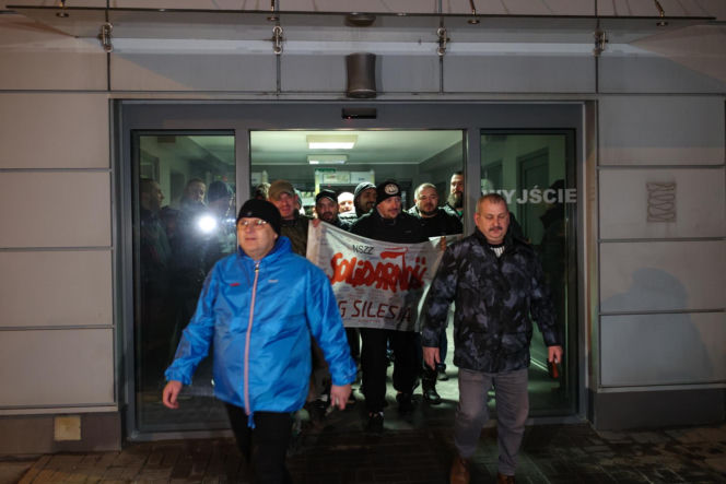 Górnicy opuszczają Kopalnię Węgla Kamiennego Silesia w Czechowicach-Dziedzicach