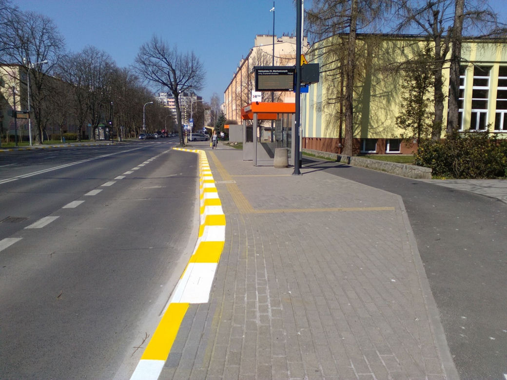 Krawężniki przy rzeszowskich przystankach autobusowych są malowane na biało-żółte