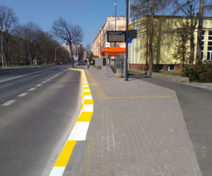 Krawężniki przy rzeszowskich przystankach autobusowych są malowane na biało-żółte