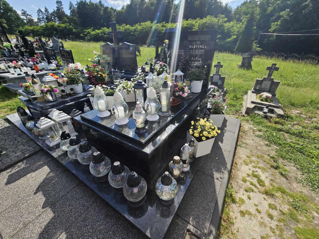 Tragiczny wypadek w Wylewie. Grób młodego siatkarza i jego rodzeństwa [GALERIA]