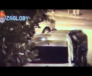 Warszawa: Pijani próbowali jechać samochodem, wjechali w schody sklepu