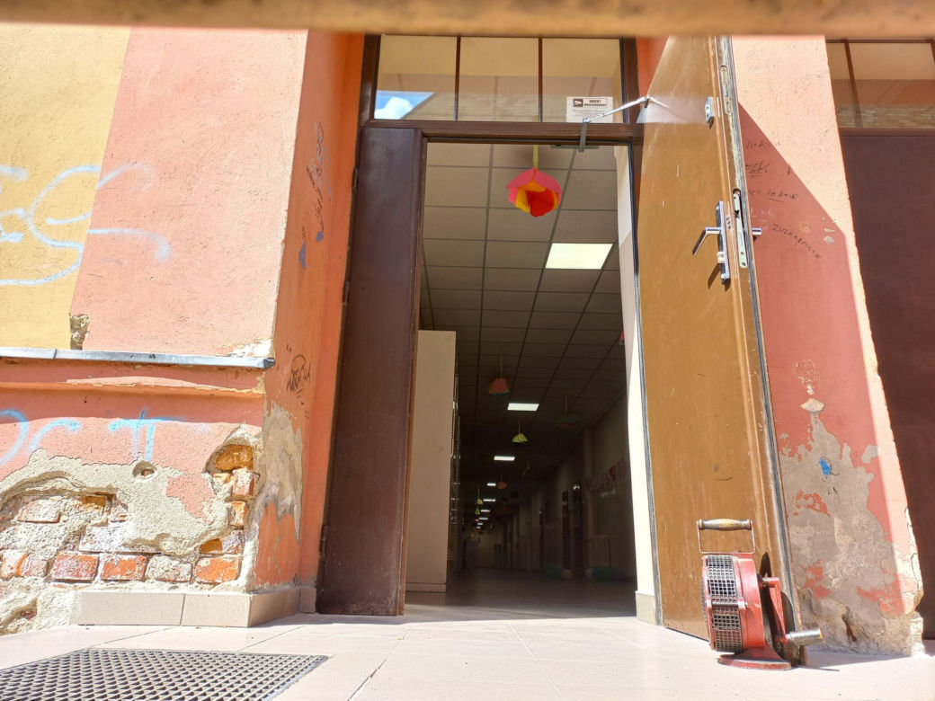 Ewakuowano ponad 850 uczniów i pracowników szkół i pływalni w Lesznie. Akcja służb na Jana Pawła II