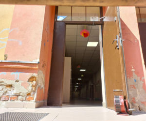Ewakuowano ponad 850 uczniów i pracowników szkół i pływalni w Lesznie. Akcja służb na Jana Pawła II