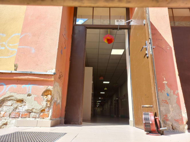 Ewakuowano ponad 850 uczniów i pracowników szkół i pływalni w Lesznie. Akcja służb na Jana Pawła II