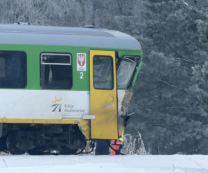 Pociąg zmiażdżył koparkę na Mazowszu.  Siła uderzenia była ogromna!