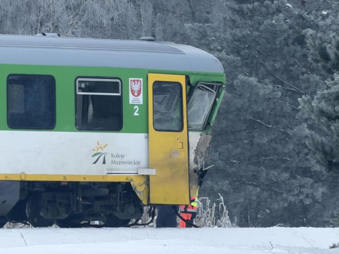 Pociąg zmiażdżył koparkę na Mazowszu.  Siła uderzenia była ogromna!