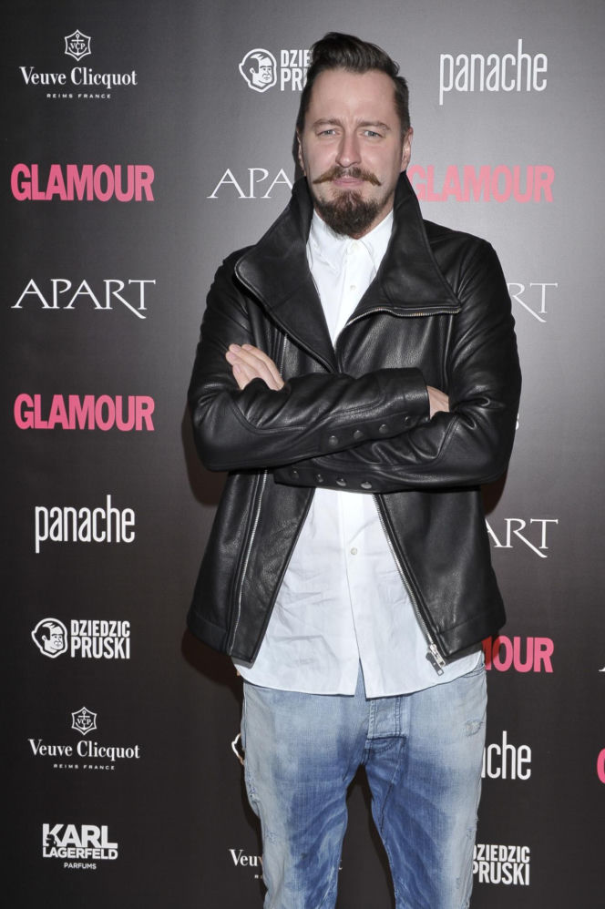 Tak na początku kariery wyglądał Piotr Kędzierski. Dziś trudno go rozpoznać na starych zdjęciach