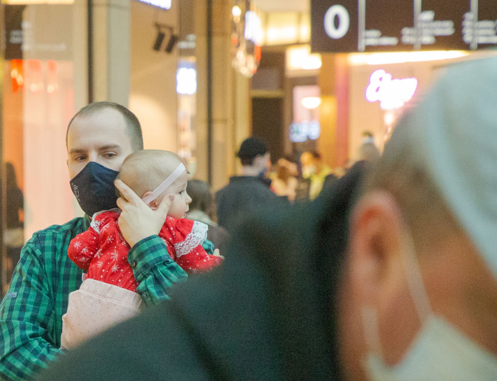 Minister Adam Andruszkiewicz z żoną i córeczką na świątecznych zakupach
