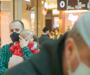 Minister Adam Andruszkiewicz z żoną i córeczką na świątecznych zakupach