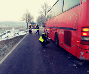 Zderzenie busa i autobusu. Bus stanął w płomieniach. 8 osób rannych