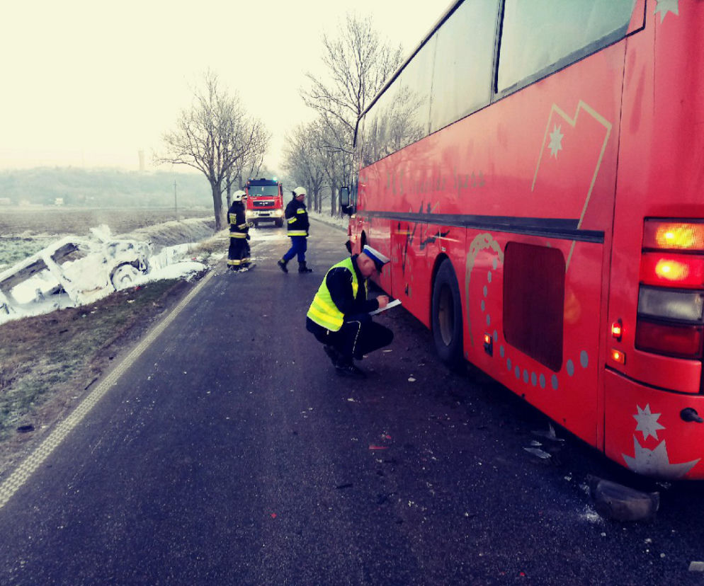 Zderzenie busa i autobusu. Bus stanął w płomieniach. 8 osób rannych