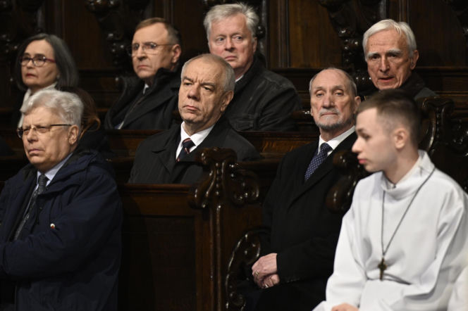 Msza za ofiary Smoleńska w Archikatedrze. Obecni Nawrocki i Kaczyńska