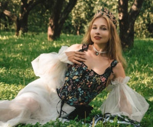 Zapomnij o krojach oversize. Emily Blunt i Margot Robbie wyznaczają nowy trend