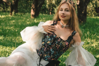 Zapomnij o krojach oversize. Emily Blunt i Margot Robbie wyznaczają nowy trend